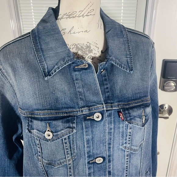 Levi’s Women’s Original Trucker Denim Jean Jacket Medium Wash Sz L - Picture 10 of 16